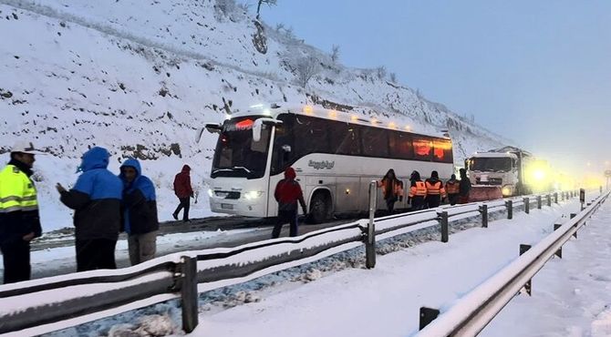 تردد در محورهای کوهستانی صرفا با زنجیر چرخ امکان‌پذیر است