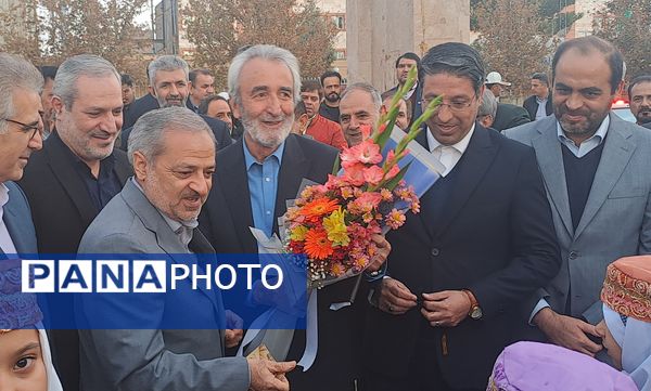 مراسم استقبال از وزیر آموزش و پرورش در گلزار شهدای نیشابور 