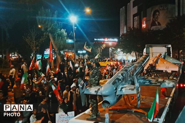 نمایش واقعی پهپادهای کرار و شاهد ۱۳۶ در اجتماع بزرگ مردمی شهرستان شیروان
