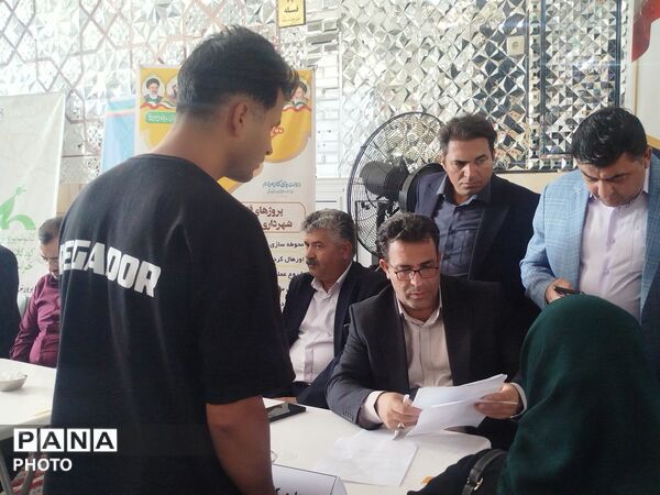 میز ارتباطات مردمی مسئولان شهرستان کاشمر در باغمزار 