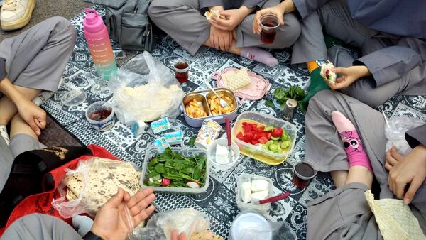 صبحانه سالم دانش‌آموزی در صبح اردیبهشتی