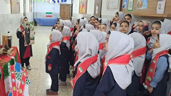 نمایشگاه ایران مقتدر در دبستان دخترانه فرهنگیان ۱