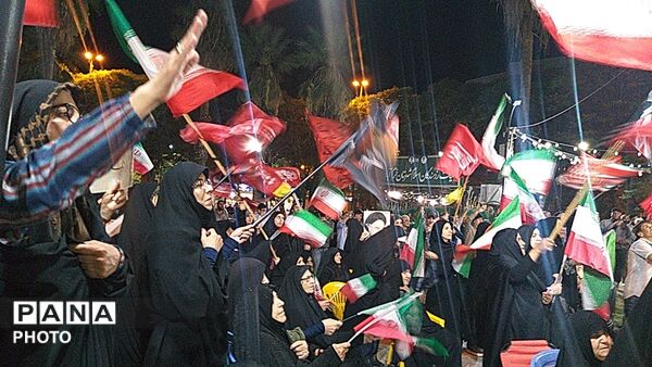 پرچم ایران در شب؛ روایت حضور مردم در میدان