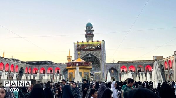 آرامشی زیر گنبد طلای امام رضا (ع)