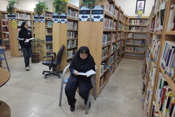 بازدید دانش‌آموزان دبیرستان پویش از کتابخانه عمومی فرهنگسرای کوثر دماوند 