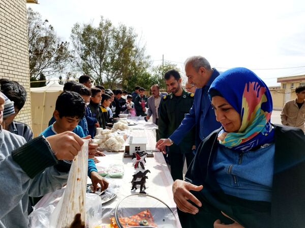 نمایشگاه دست‌سازه‌های دانش‌آموزی و بازارچه مدرسه‌ای در مدرسه شهید رنجبر