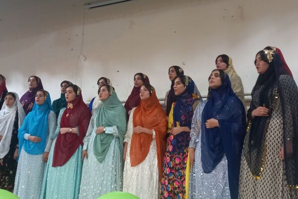 صدای اتحاد و هویت؛ طنین سرود دانش‌آموزان فلارد در رقابتی پرشور