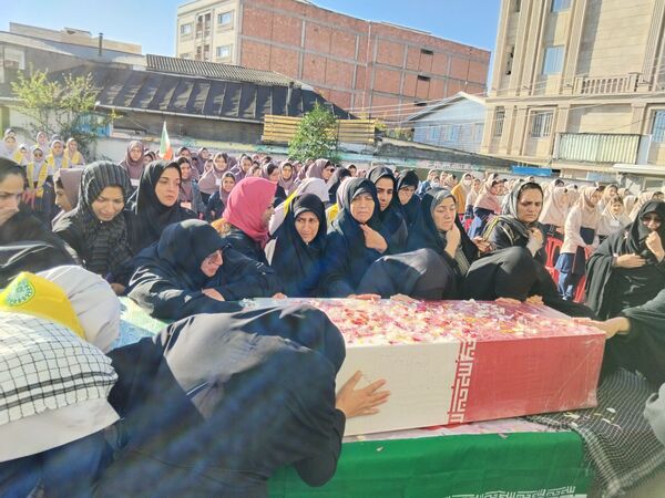 دبیرستان نجم میزبان پیکر یک شهید گمنام شد