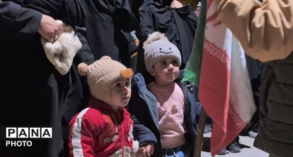 اربعین سردار غلامرضا سلیمانی و هم‌نوایی با کاروان حسینی در تجمع مردمی