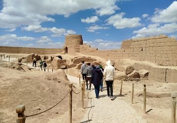 نارین قلعه میبد میزبان گردشگران در بهار