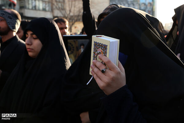 تجمع سوگواران رهبر شهید انقلاب در مقابل دانشگاه تهران