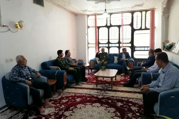 دیدار مسئولین شهر بیضا از خانواده شهدا