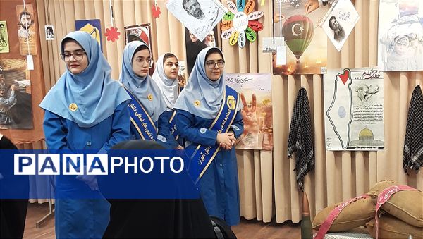 بازدید از غرفه‌های مدرسه انقلاب دبیرستان فرزانگان قائمشهر