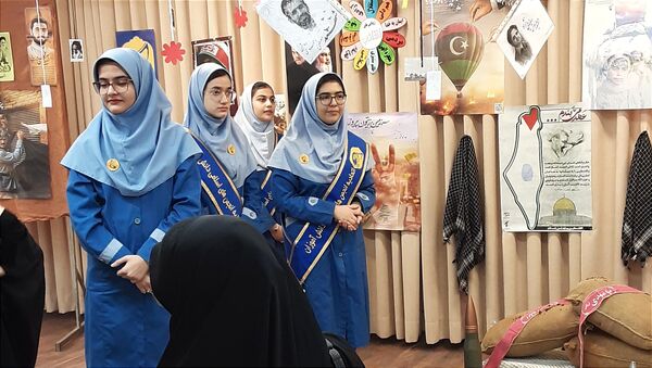 بازدید از غرفه‌های مدرسه انقلاب دبیرستان فرزانگان قائمشهر