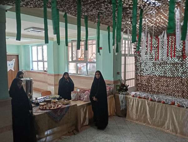 جلوه‌هایی از انس و ارادت دختران دانش‌آموز مدرسه انقلاب اسلامی۲ قم به شهیدان