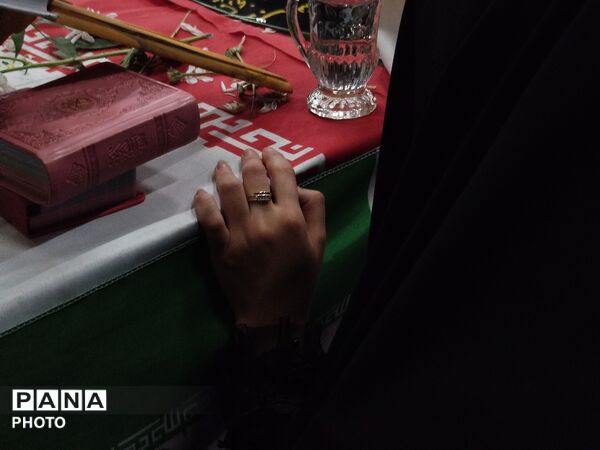 شبی که ماه دو نیم شد