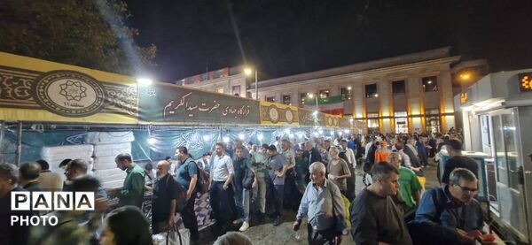 ایستگاه شادی در دروازه‌ی تهران؛ طعم شیرین میلاد در قلب راه‌آهن