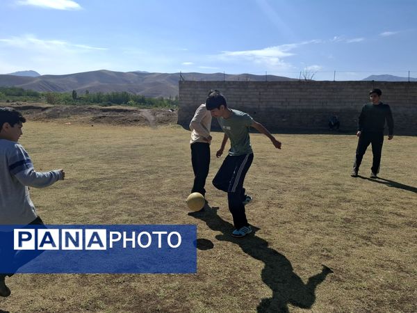 قابی صمیمی از مهرورزی و همکاری دانش‌آموزان در دل طبیعت آیواز 