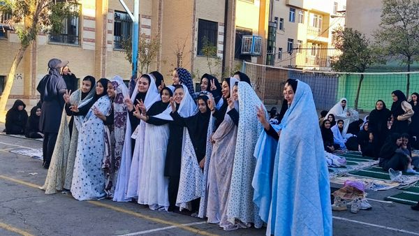 نماز جماعت باران در آموزشگاه شهید فتحی‌پور ناحیه یک شهرستان بهارستان