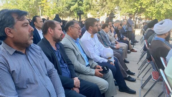 نواختن زنگ استانی مهر، ایثار و مقاومت در مدرسه نمونه دولتی ۹ دی به مناسبت آغاز سال تحصیلی و هفته دفاع مقدس