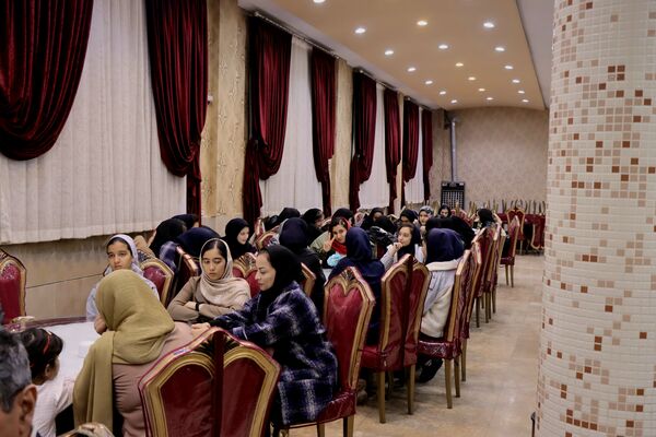 جشن فارغ‌التحصیلی دانش‌آموزان دختر بروجنی