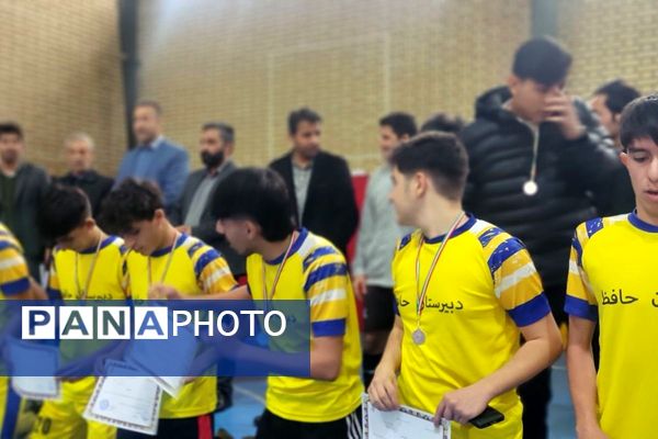 رقابت دانش‌آموزان رباط‌کریم در مسابقات بین مدرسه‌ای فوتسال