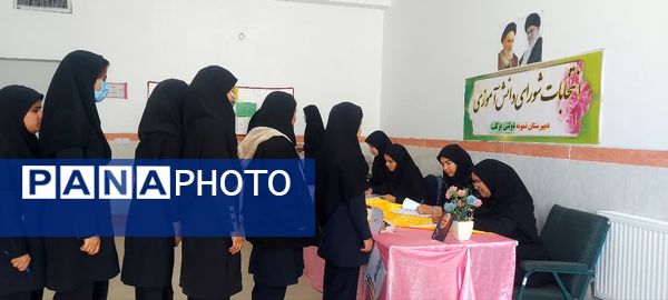 برگزاری انتخابات شورای دانش‌آموزی با هدف تعامل در مدرسه برکت خاتم