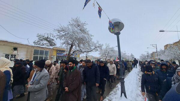 حضور پر شور فرهنگیان و دانش آموزان در کنار مردم ولایتمدار شهرستان صالح آباد در یوم الله ۲۲بهمن