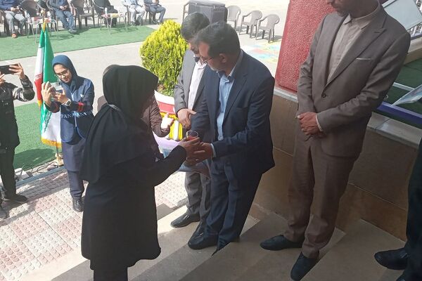 پاسداشت مقام شامخ معلم در آموزشگاه هیأت امنایی فرزانگان ملارد؛ با نواختن زنگ سپاس معلم 