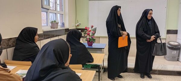 بازدید مسئولین آموزش و پرورش خلیل آباد از دبیرستان مادرمهربان نقاب