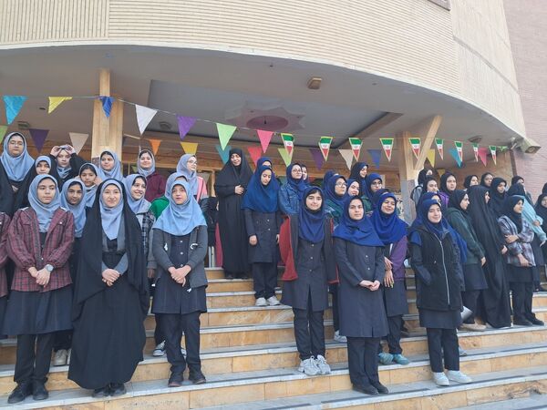 شور و نشاط دانش‌آموزان مدرسه حضرت معصومه (س) ناحیه 4 کرج در انتخابات شورای دانش‌آموزی