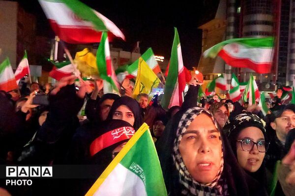 اجتماع عظیم مردم در میدان انقلاب
