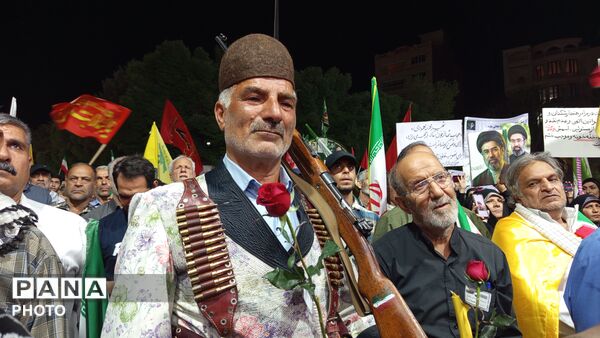 شبی دیگر از همبستگی مردم و تجدید بیعت با رهبری در بروجرد