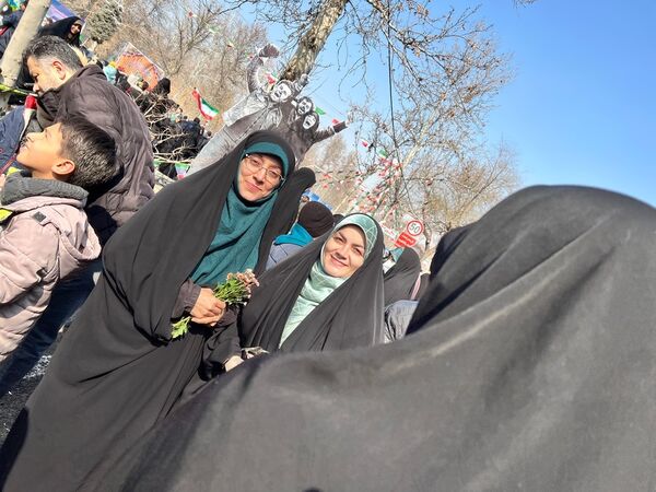 حضور دانش‌آموزان دبستان المهدی در راهپیمایی ۲۲ بهمن 