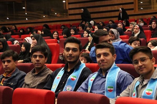 تقدیر از دانش‌آموزان برتر حوزه فرهنگی و هنری در آموزش و پرورش ناحیه یک شهرری