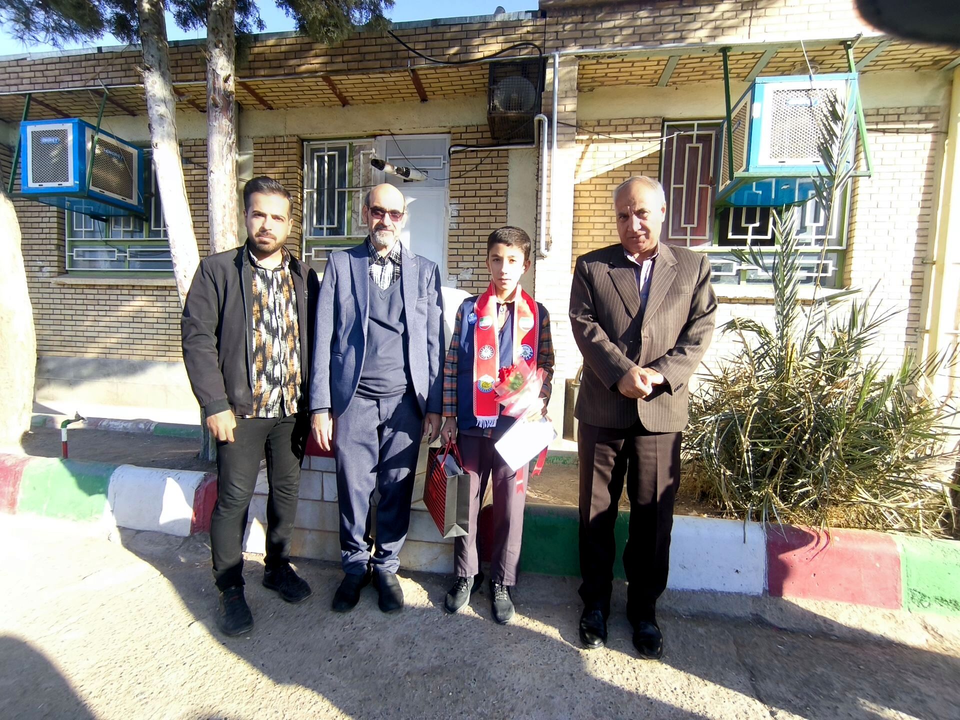 تجلیل از خبرنگار ارشد دبستان شهید پسندیده فدافن