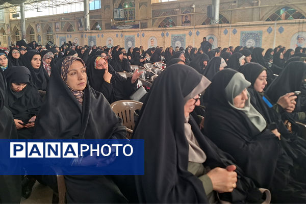 «ضیافت نور» دیدار رمضانی جمعی از بانوان شیراز ، با نماینده ولی فقیه در فارس