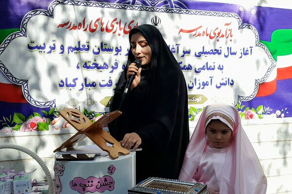 جشن شکفتن غنچه‌ ها، در دبستان مهرتابان بهارستان دو
