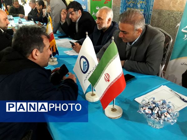 برگزاری میز خدمت برای رسیدگی سریع‌تر به درخواست‌های مردمی در همدان