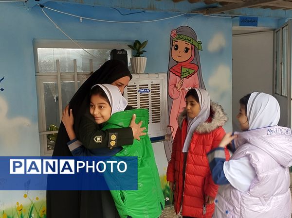 حضور مامور نیروی انتظامی در مدرسه و گفتگوی صمیمی با دانش آموزان و آگاهی بخشی درمورد مسائل امنیتی 