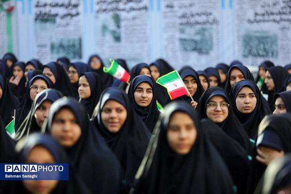 آیین نواختن گلبانگ انقلاب اسلامی با حضور وزیر آموزش و پرورش