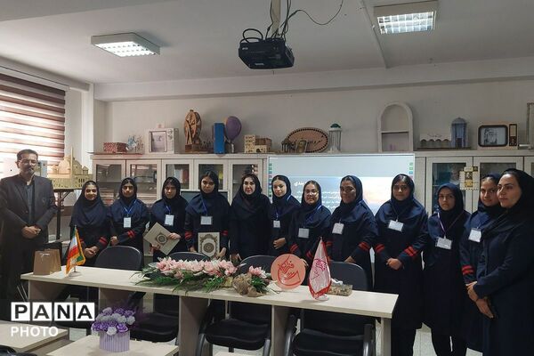 رفع ابهامات پژوهشی و تقدیر از نخبگان دانش‌آموزی در مدرسه فرزانگان ملارد