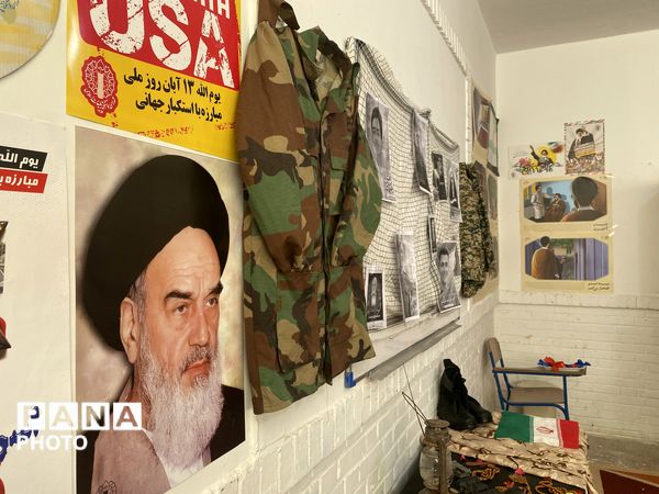 گشایش نمایشگاه مدرسه انقلاب در هنرستان عالمه باخرز