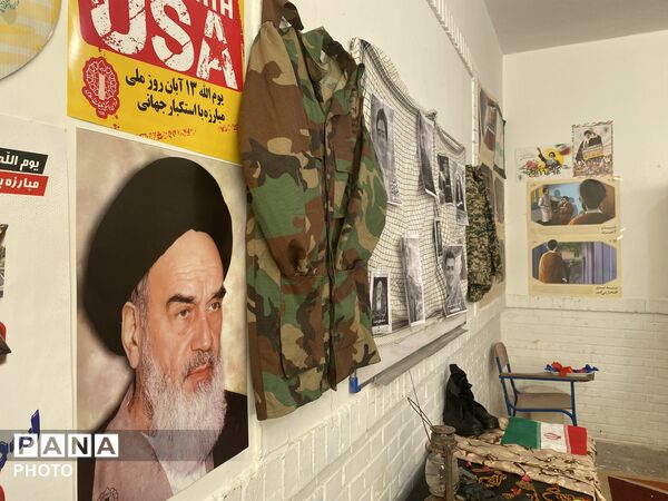 گشایش نمایشگاه مدرسه انقلاب در هنرستان عالمه باخرز