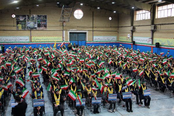 هم‌سرایی هزار نفری دانش‌آموزان یاور انقلاب در اسلامشهر