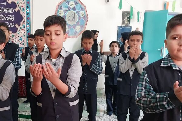 برگزاری نماز جماعت در دبستان شهید قلنبر ناحیه 2 شهرری 