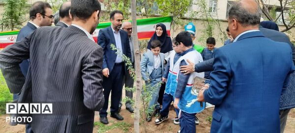 پویش ملی کاشت «نهال امید» در مدرسه نیک‌نژاد ناحیه 4 کرج 