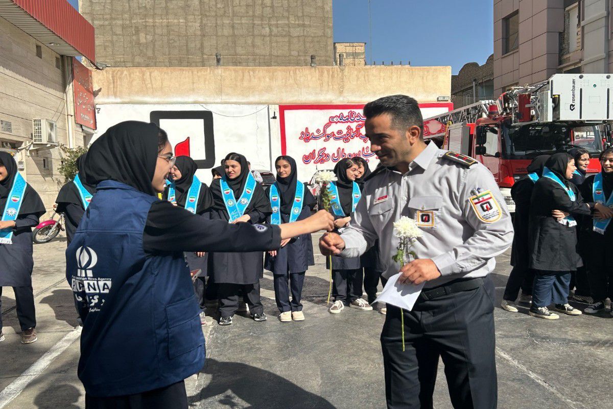 تقدیر دانش‌ آموزان فرزانگان ورامین از قهرمانان در دل آتش
