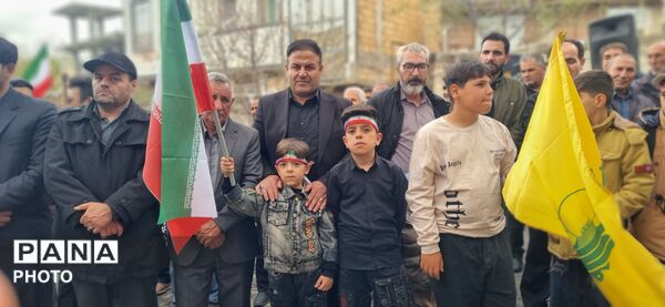 حضور گسترده مردم نظرکهریزی در مراسمی بارانی بیعت با رهبر و شهدا