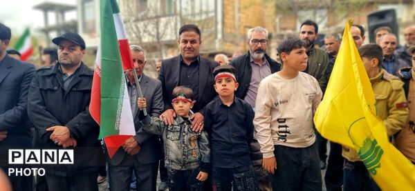 حضور گسترده مردم نظرکهریزی در مراسمی بارانی بیعت با رهبر و شهدا
